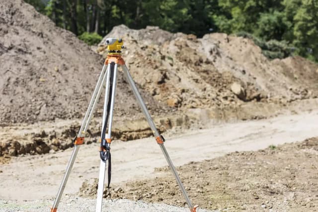 Ile bierze geodeta za wytyczenie działki? Sprawdź ceny i czynniki wpływające na koszty