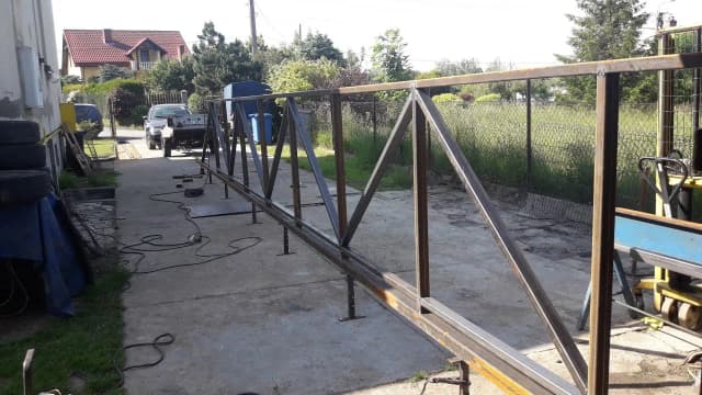 Jak zrobić bramę przesuwna podwieszana - proste kroki i materiały