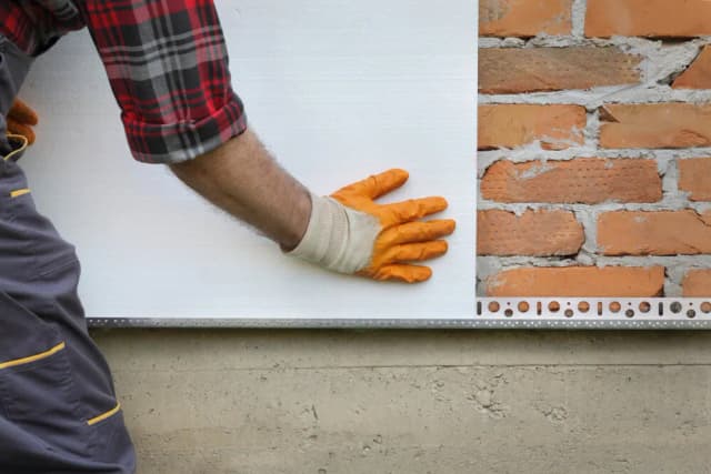 Jak ocieplić fundament starego domu, aby uniknąć wilgoci i kosztów?